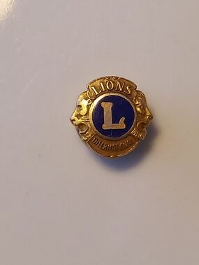 Lions Club International Gold Tone Blue Enamel Lapel Pin VINTAGE